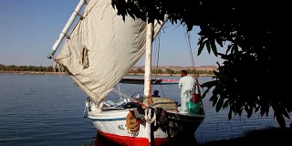 埃及阿斯旺附近尼罗河上的帆船。