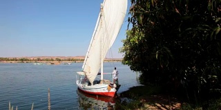 埃及阿斯旺附近尼罗河上的帆船。