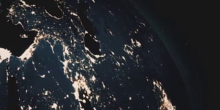 这是从外太空看到的地球的美丽现实的景象。地球的自转。晚上闪闪发光的城市