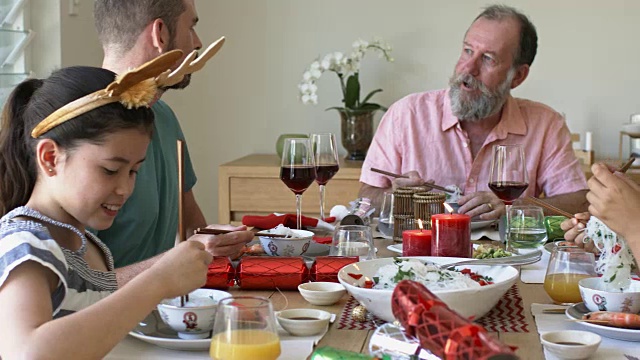 多民族澳大利亚家庭庆祝圣诞午餐