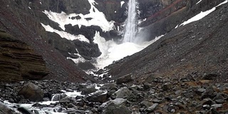 黑暗的，强大的瀑布在山上有很多水花的视频。冰岛