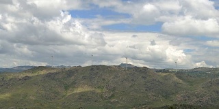 葡萄牙东北部山顶风力涡轮机农场的延时，可再生能源概念
