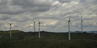 葡萄牙东北部山顶风力涡轮机农场的延时，可再生能源概念