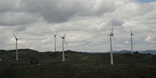 葡萄牙东北部山顶风力涡轮机农场的实时，可再生能源的概念