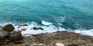 碧绿的海浪拍打着岩石，从山顶俯瞰