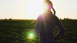日落时分，女孩在田野上奔跑视频素材模板下载