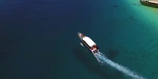 朝迈国家公园海湾的传统船只鸟瞰图。