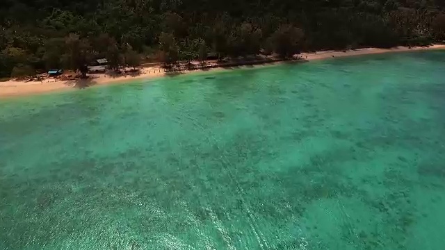 鸟瞰图的传统船在天堂般的海Koh Rok Yai岛。