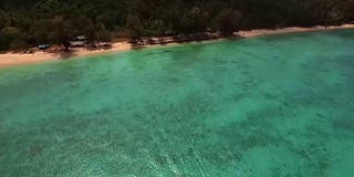 鸟瞰图的传统船在天堂般的海Koh Rok Yai岛。