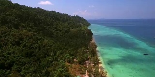 鸟瞰图上的海岸线在Koh Rok Yai岛在泰国。