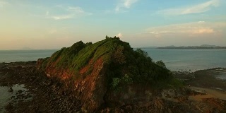 鸟瞰图的海岸在日落在Koh Lanta岛在泰国。