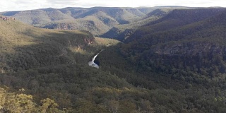 澳大利亚新南威尔士州峡谷中河流流动的空中镜头
