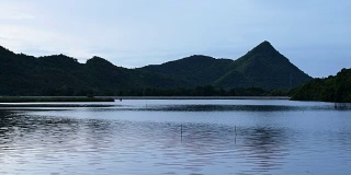 日落后的湖景