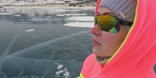 妇女在冬天在冰上进行竞走运动。女孩冬天在冰上训练。运动北欧力量行走运动员准备运动竞赛曝光。
