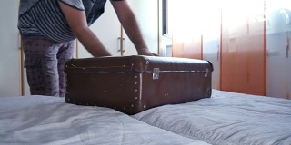 一个男人在度假时收拾手提箱
