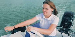 暑假,旅游。一位美丽的年轻女孩驾着摩托艇在湖上航行