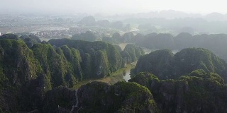 越南宁平石灰石山脉鸟瞰图