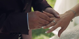 新郎给新娘戴上结婚戒指