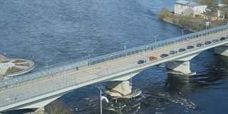伊万格勒和纳尔瓦之间的桥梁。爱沙尼亚和俄罗斯的边界。