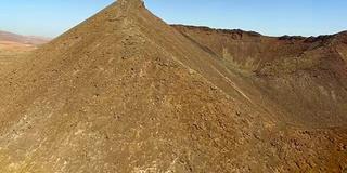 鸟瞰图的火山路径在火山口德盖里亚在富埃特文图拉。