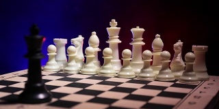 滑块。棋牌游戏的经营理念和竞争理念以及战略理念。象棋人物在烟雾缭绕的黑暗背景上。旋转棋盘。有选择性的重点