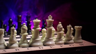 滑块。棋牌游戏的经营理念和竞争理念以及战略理念。象棋人物在烟雾缭绕的黑暗背景上。旋转棋盘。有选择性的重点视频素材模板下载