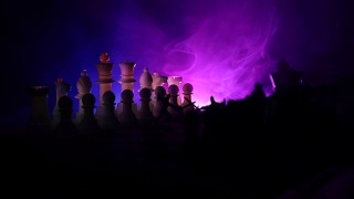 滑块。棋牌游戏的经营理念和竞争理念以及战略理念。象棋人物在烟雾缭绕的黑暗背景上。旋转棋盘。有选择性的重点视频素材模板下载