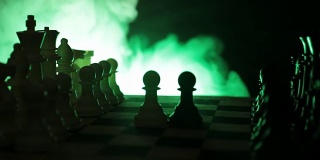 滑块。棋牌游戏的经营理念和竞争理念以及战略理念。象棋人物在烟雾缭绕的黑暗背景上。旋转棋盘。有选择性的重点