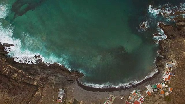 鸟瞰图的村庄Puertito de Molinos和他隐藏的海滩在富埃特文图拉。