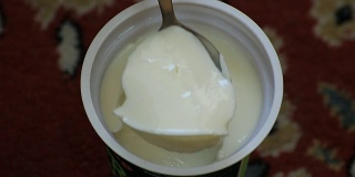 塑料杯里的保加利亚酸奶
