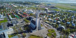 冰岛雷克雅未克Hallgrimskirkja教堂现代建筑。空中视频。从上到下。空中dron视频。令人惊叹的市中心视野飞行。