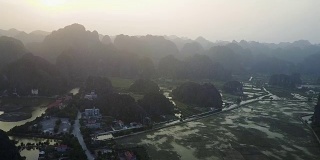 越南乡村景观与山的剪影