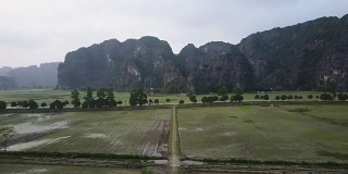 飞越稻田到越南的山区和乡村公路