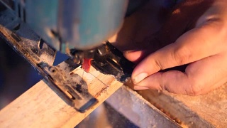 木工在车间用锯切割机切割木梁视频素材模板下载