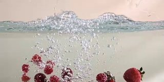 新鲜水果落入水中