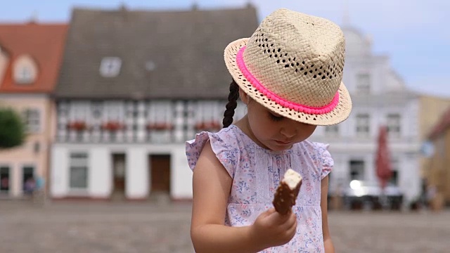 可爱的幼童在户外吃冰淇淋