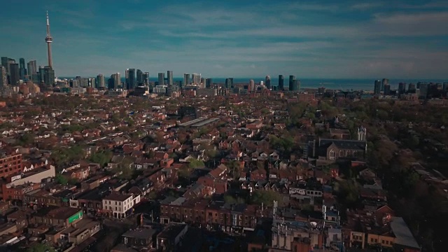 无人机空中观察大城市的市中心