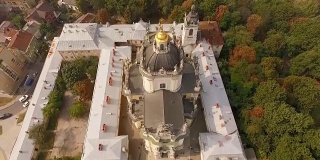 飞过乌克兰利沃夫的圣朱拉大教堂。从鸟瞰老城的风景