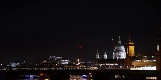 夜景:圣保罗大教堂、泰晤士河、佳能街车站等。