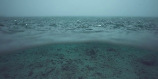 半水下:深蓝色的海洋被困在一场强烈的热带暴雨中。