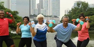一群积极享受晚年生活的老年人