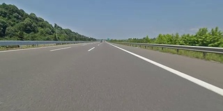 高速公路上的前保险杠摄像头