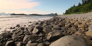 石头在太平洋海岸的背景，令人惊叹的风景在阿拉斯加。