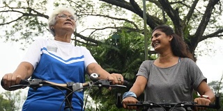 积极的老年妇女享受健康的生活方式