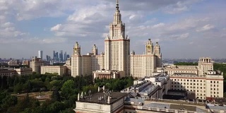 晴朗的一天莫斯科城著名大学航拍4k俄罗斯全景