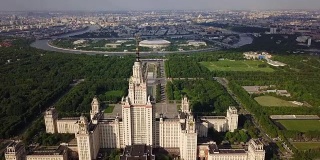 晴朗的一天莫斯科城著名大学综合楼航拍4k俄罗斯全景图