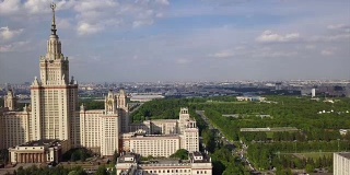 晴朗的一天莫斯科城著名大学综合楼航拍4k俄罗斯全景图