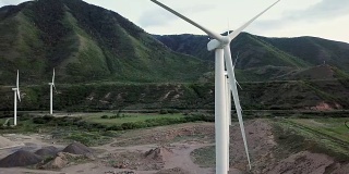 风力发电厂的涡轮机在山区