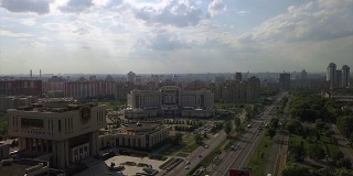 晴朗的一天莫斯科城著名大学综合交通街道航拍全景4k俄罗斯