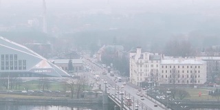 拉脱维亚。顶视图城市景观在薄雾多雨的冬天的一天